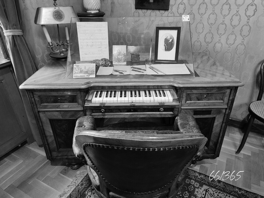 Liszt's "piano desk" by franbalsera