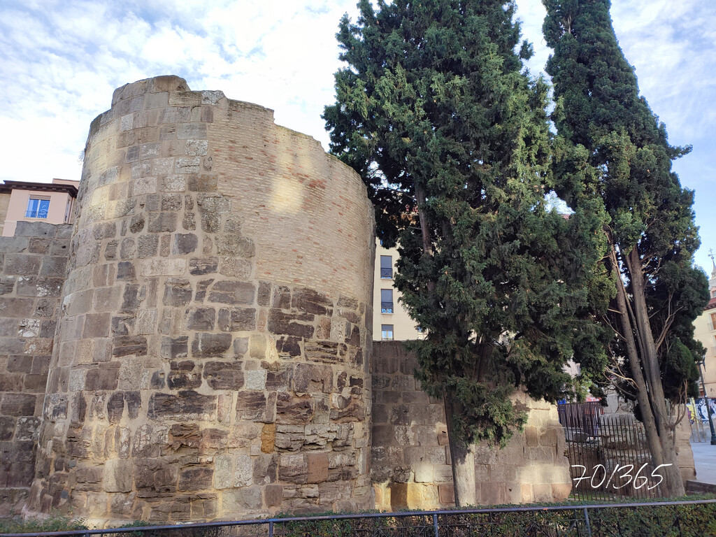 Roman walls of Zaragoza (Spain) by franbalsera