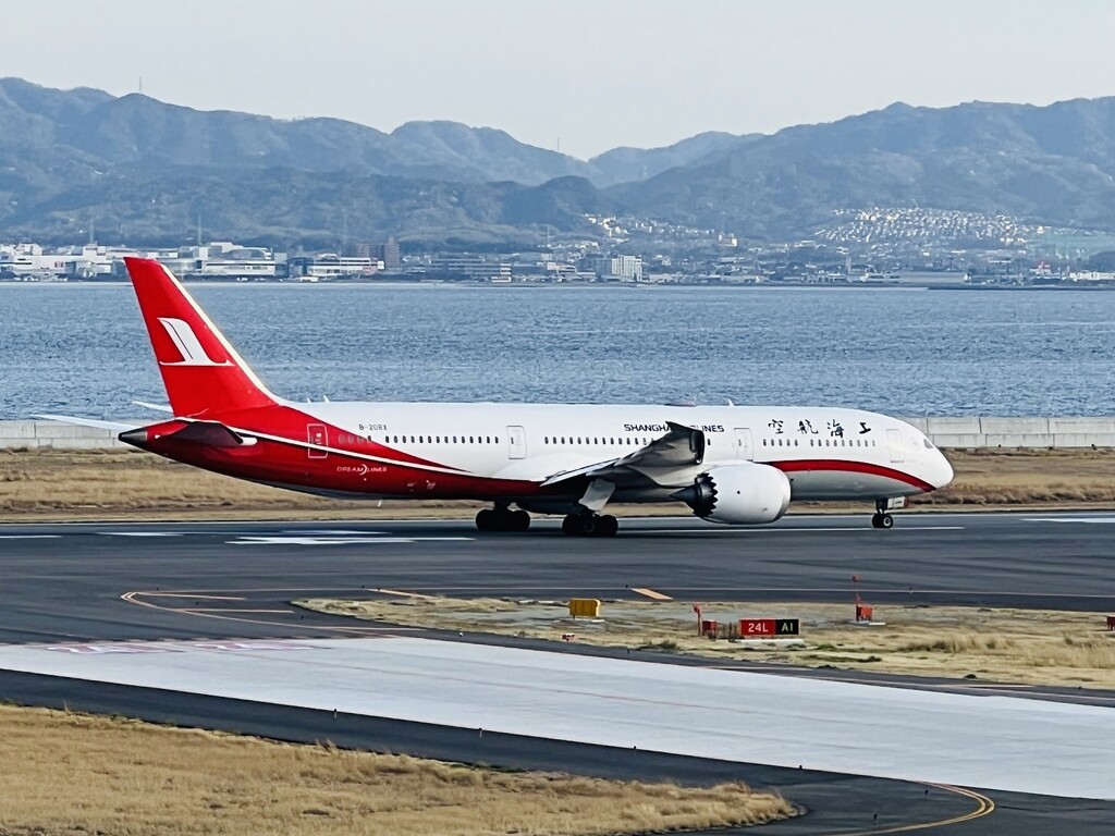 Airplanes in Kansai Airport by 520