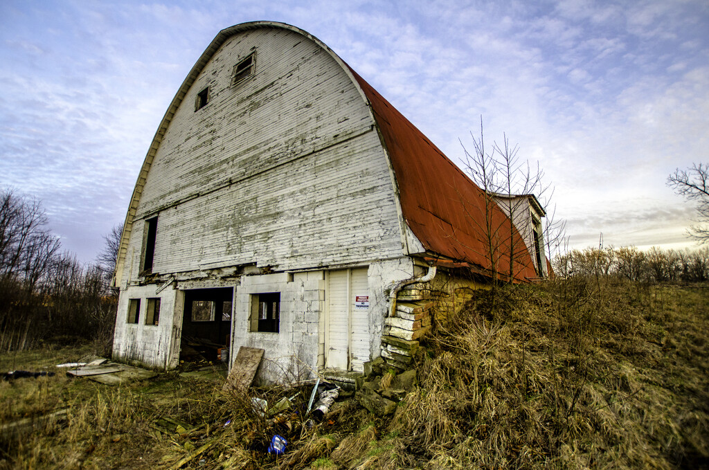 Braun Farm barn in disrepair by ggshearron