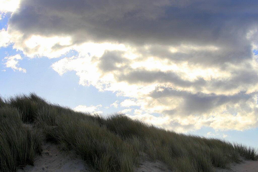 Sand dunes and clouds by pyrrhula