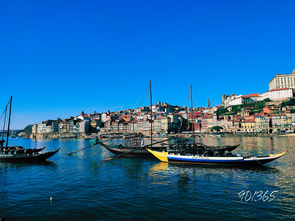 Boats in Oporto by franbalsera