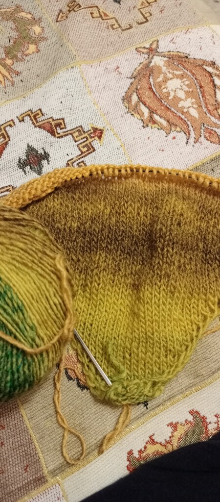 I started knitting a simple shawl from the corner. by nyngamynga