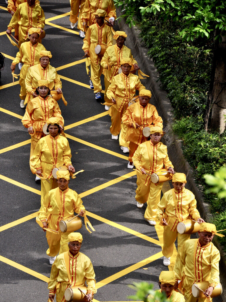 Falun Dafa Marching by ososki