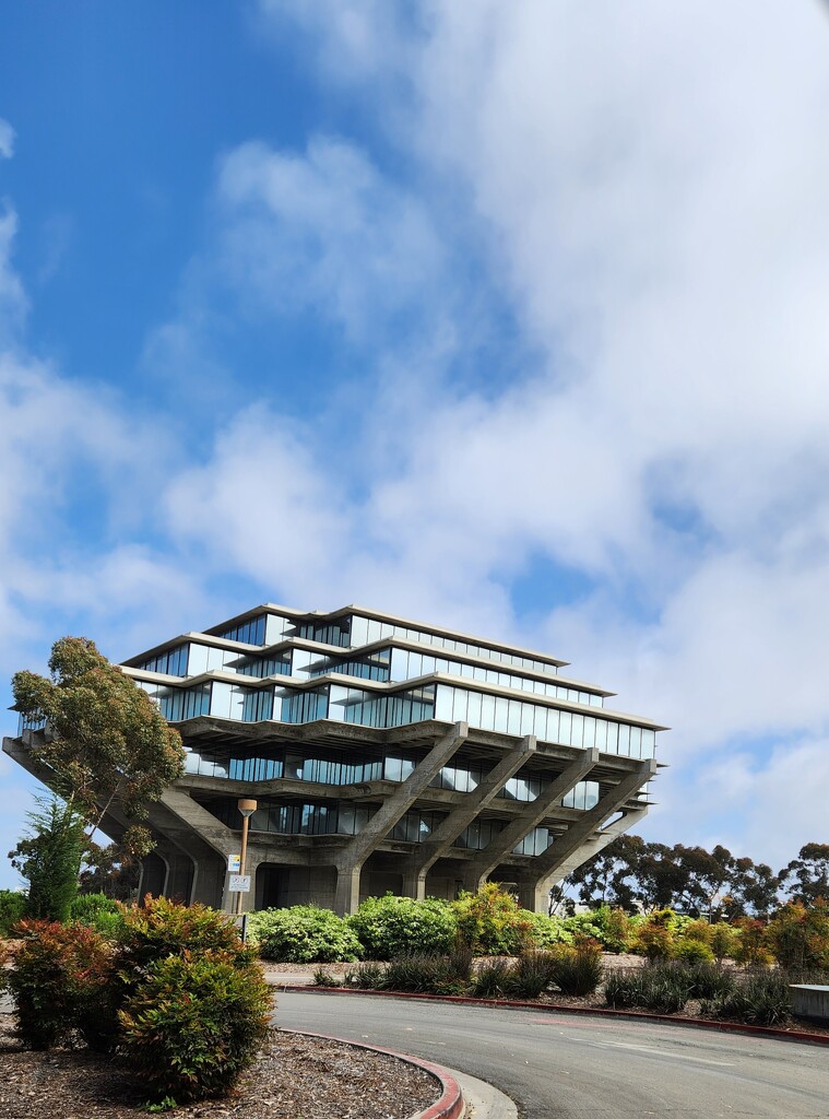 Geisel Library @ UCSD by mariaostrowski