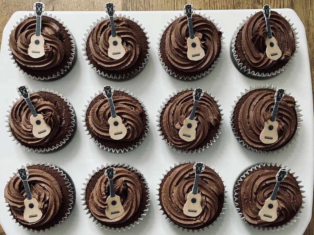 Ukulele Cupcakes.... by anne2013