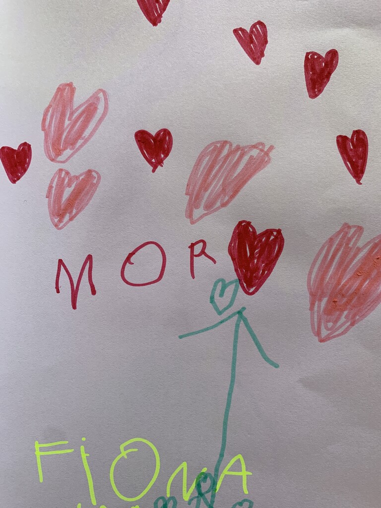 It says “mom” in danish by lily