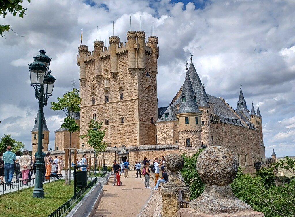 Alcázar de Segovia  by busylady