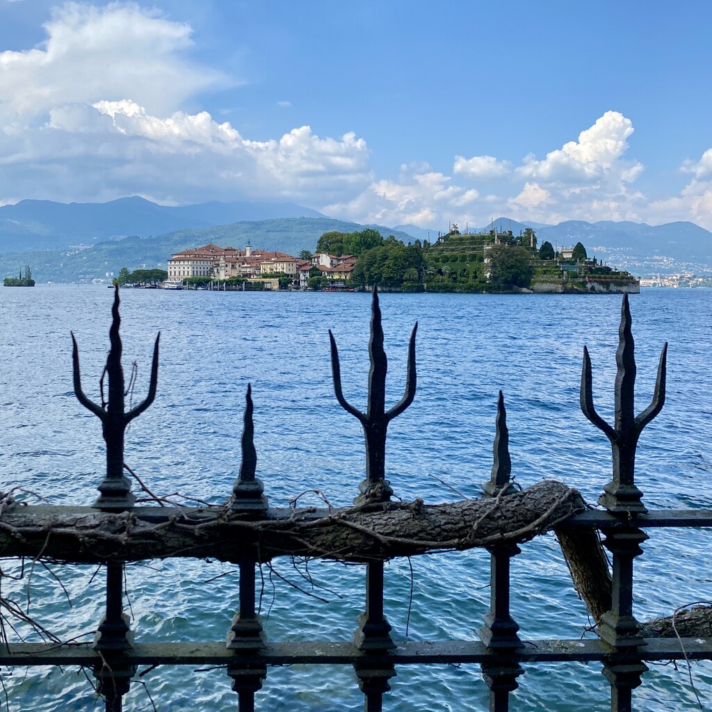 My pinpoint: Isola Bella in Lake Maggiore  by stimuloog