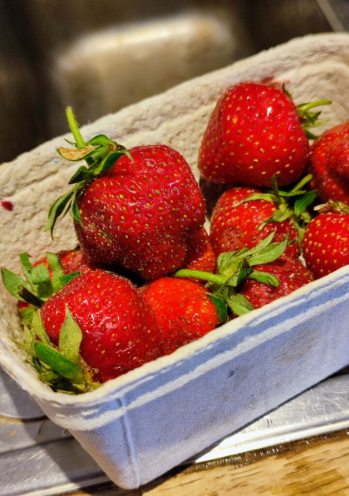 Veg box strawberries  by boxplayer