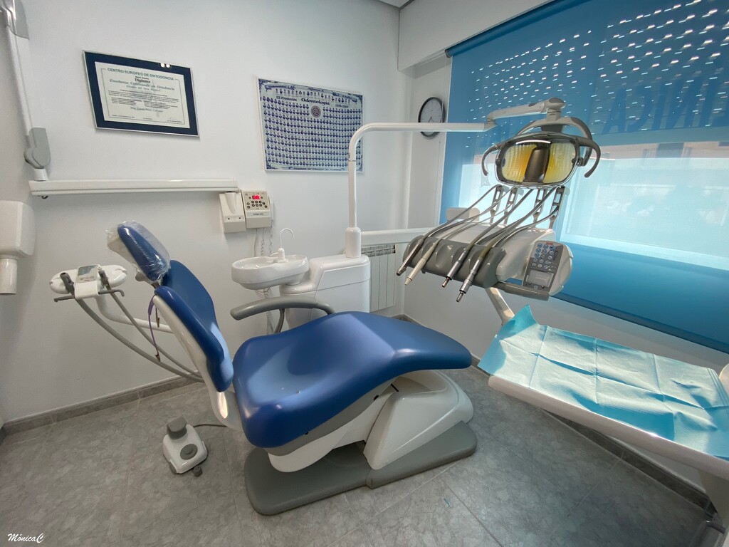 Dentist's chair by monicac
