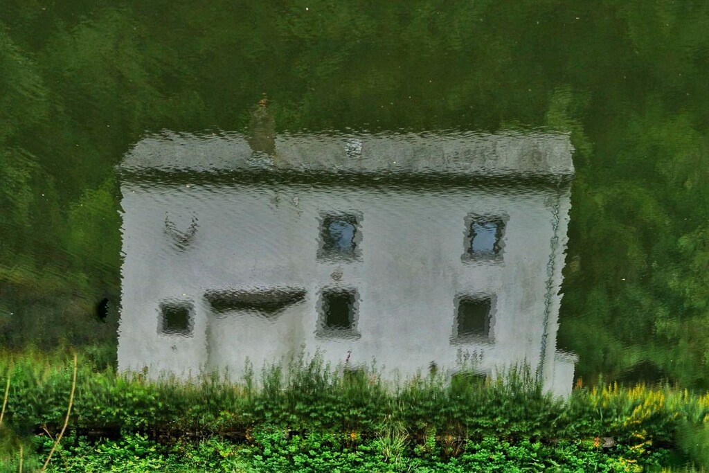 0621 - Old house reflected by bob65
