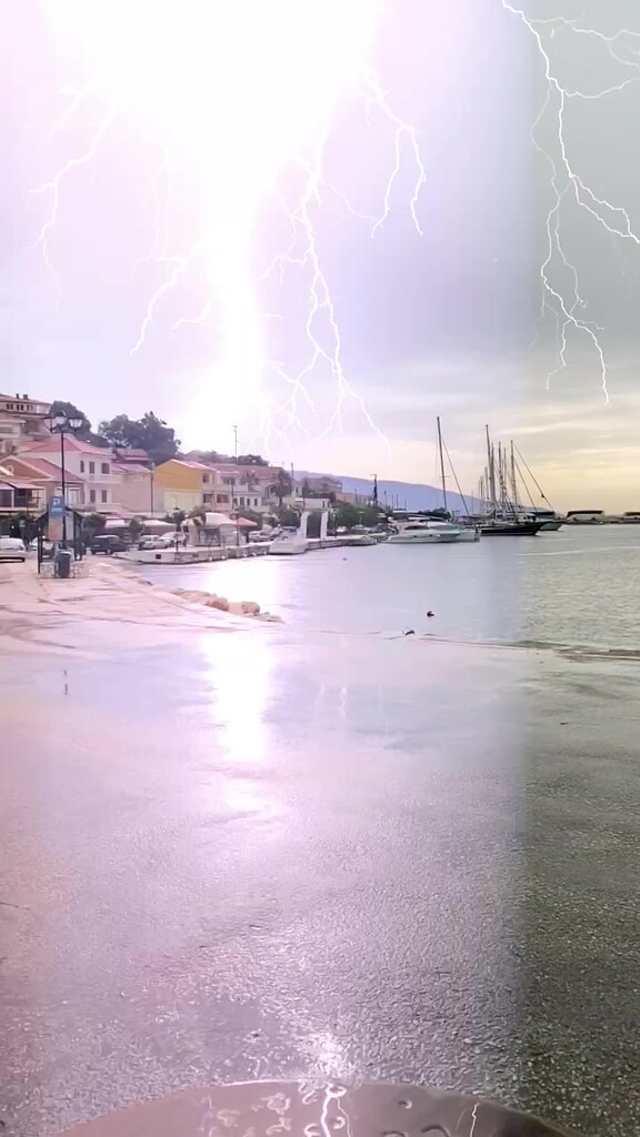 lightning strike by cam365pix