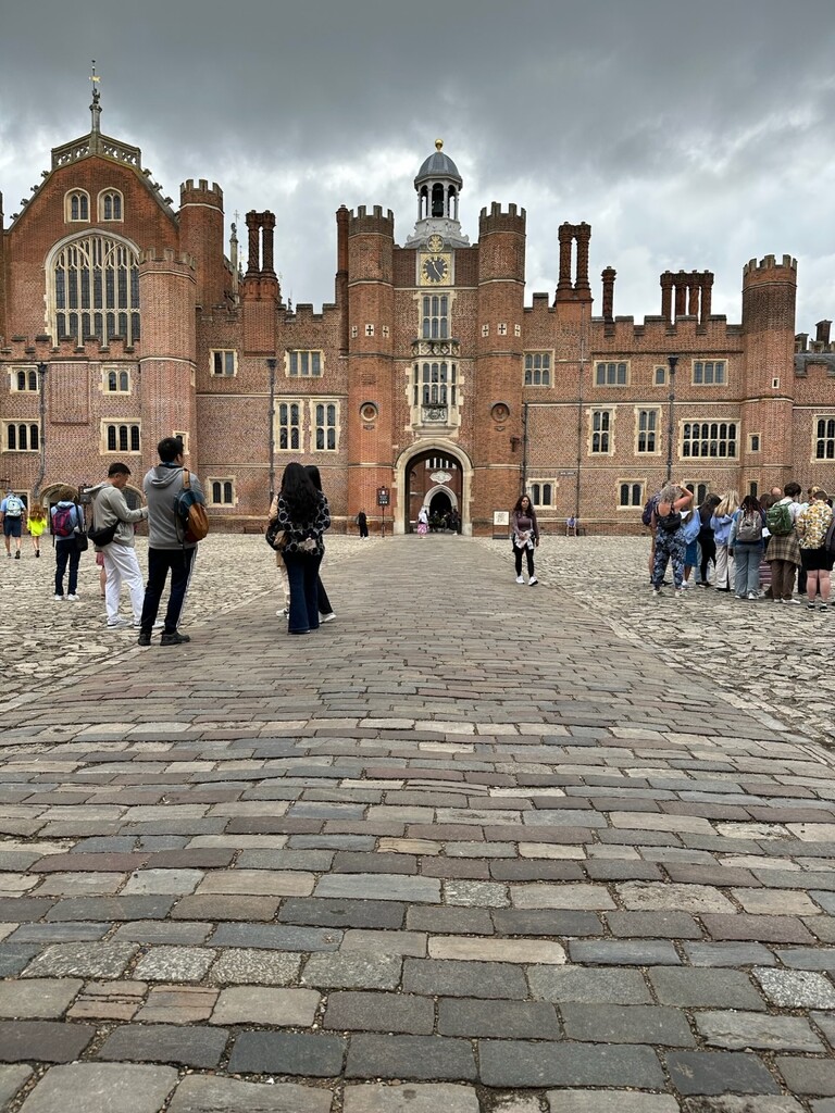 Hampton Court by bizziebeeme