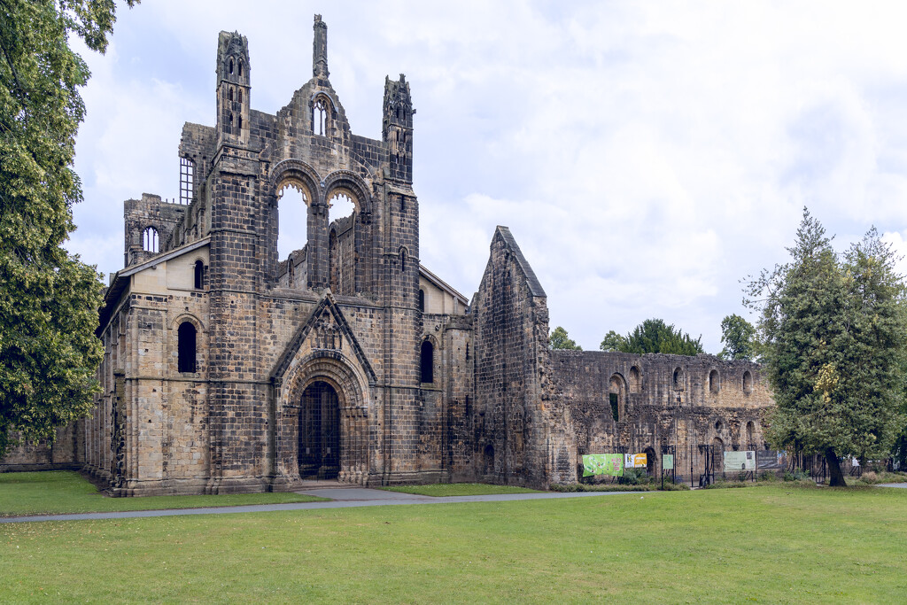 Kirkstall Abbey by lumpiniman