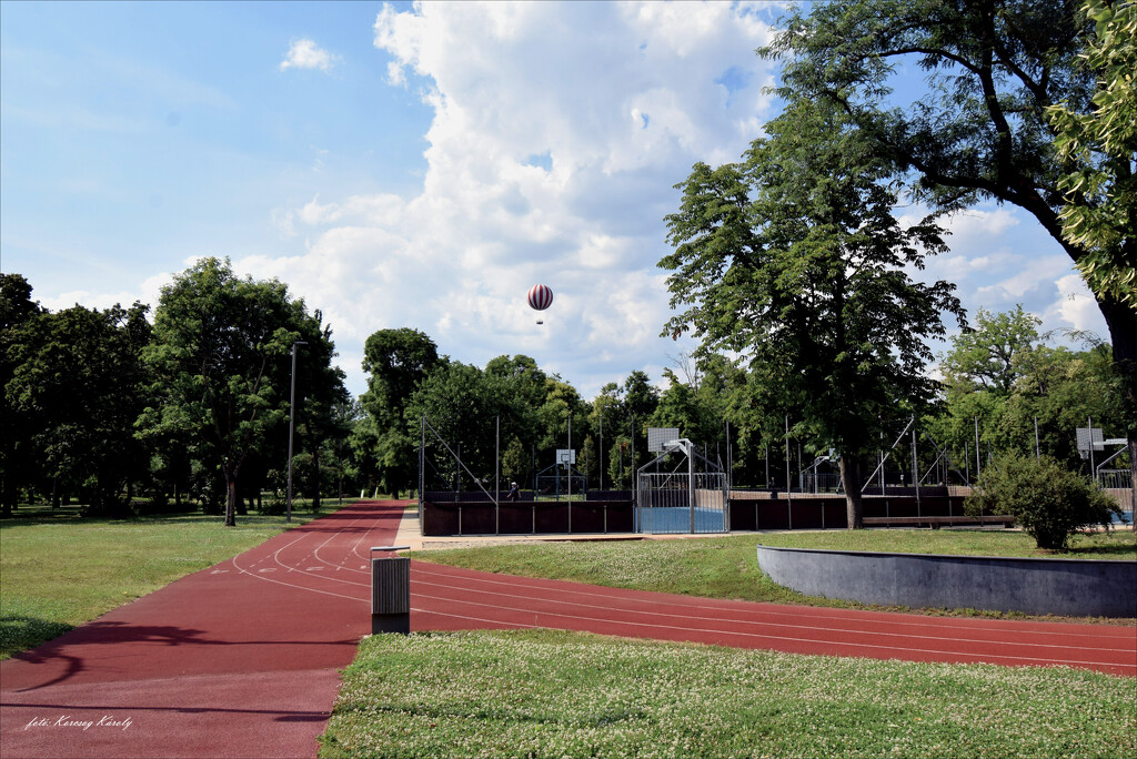 The running track is empty! by kork