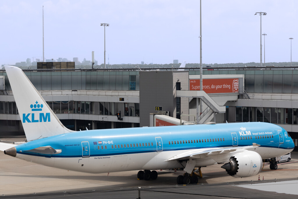 Schiphol Airport Amsterdam by lumpiniman