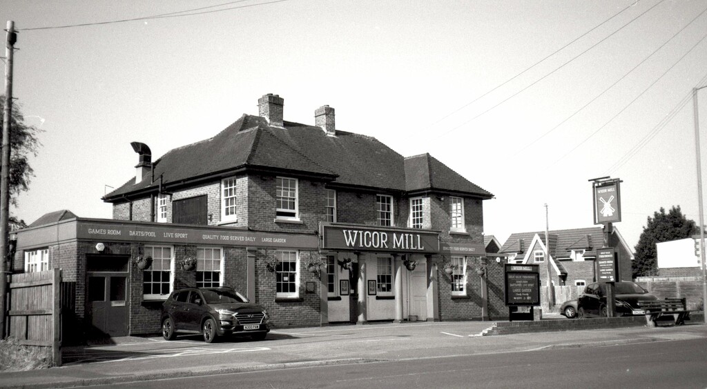 Wicor Mill Pub by davemockford