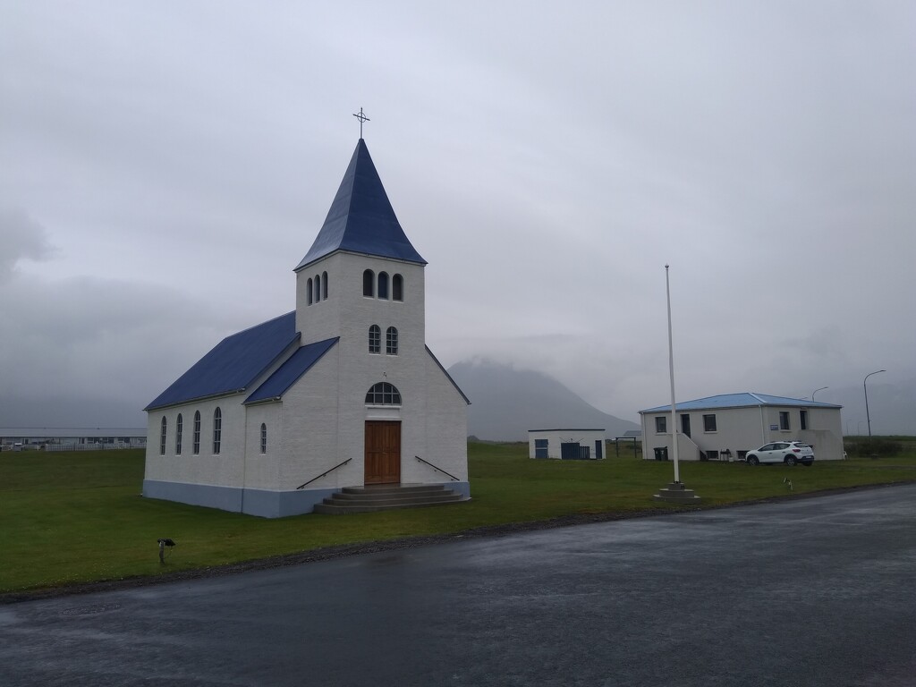 Icelandic Church  by yaorenliu