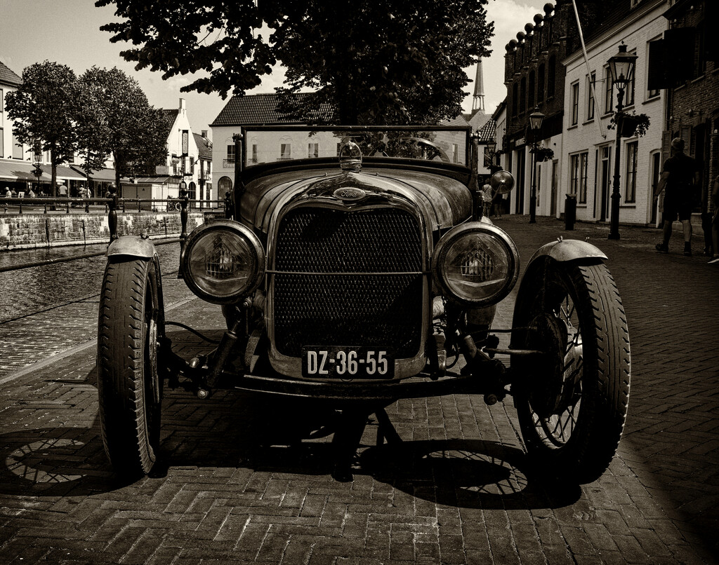 0725 - Old car in Sluis by bob65