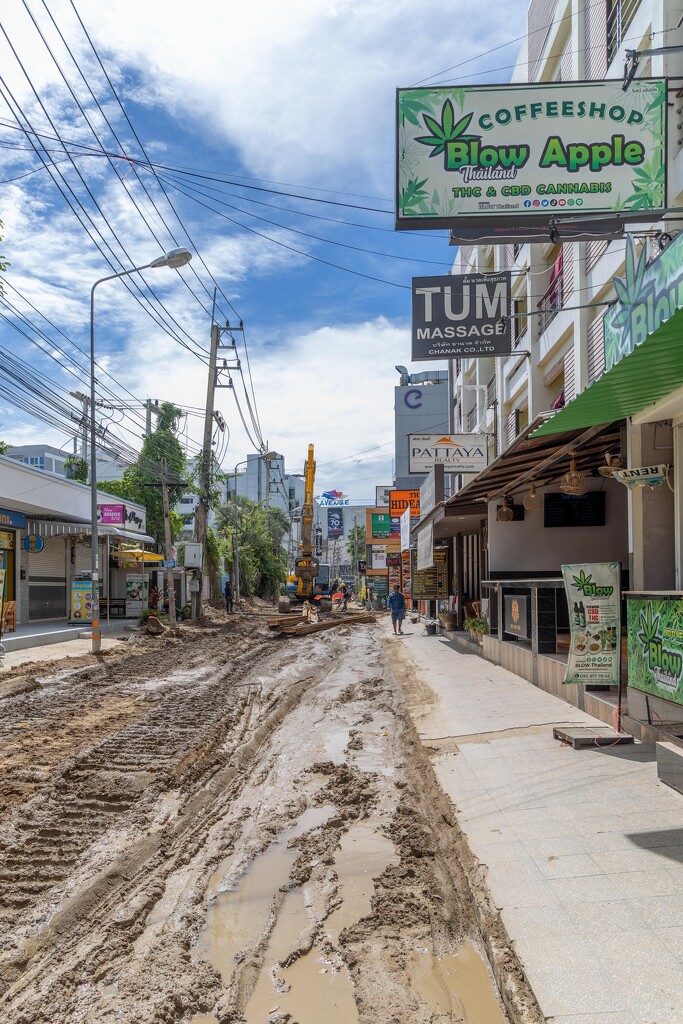 Soi 15 Road Works by lumpiniman