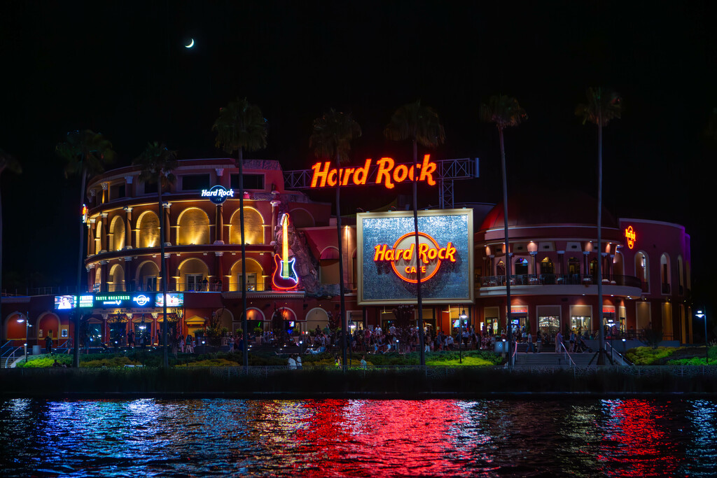 Hard Rock at night by frodob