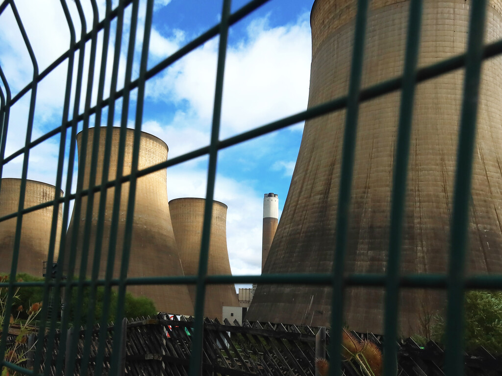 Ratcliffe-on-Soar Power Station is a coal-fired power station.........831 by neil_ge