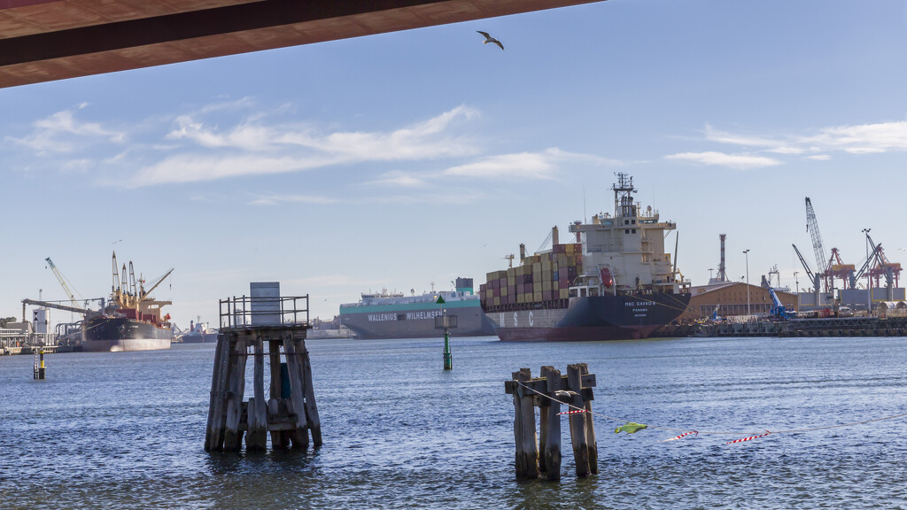 Ships on Yarra River by briaan