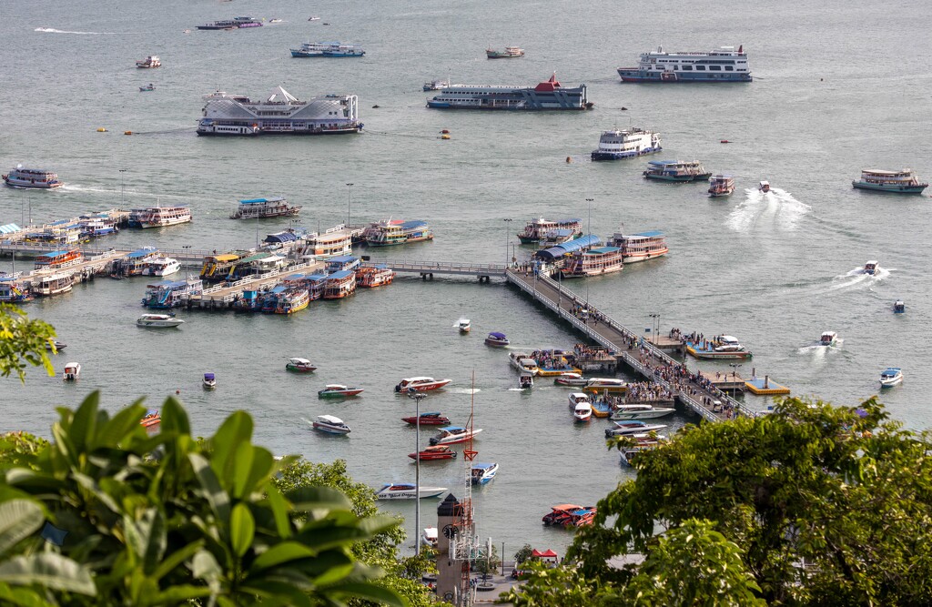 Pattaya Bay by lumpiniman