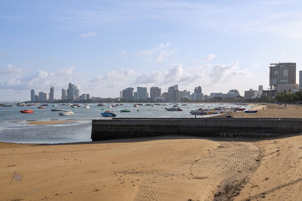 Pattaya Beach by lumpiniman