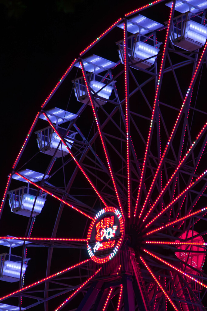 Ferris Wheel at night by frodob
