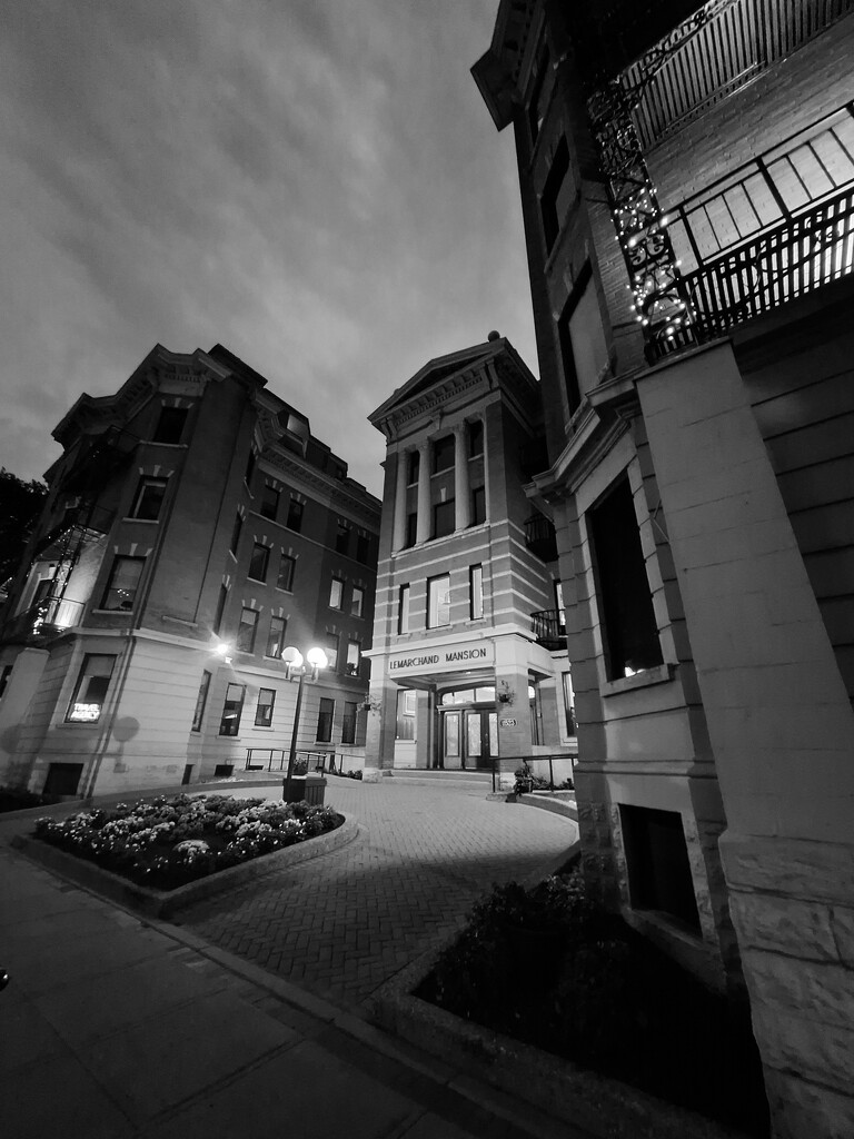Edmonton In Black and White.....The Mansion by bkbinthecity