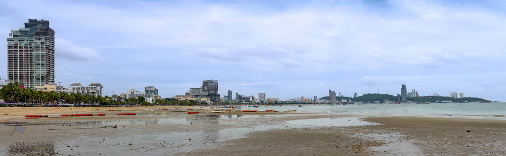 Beach Pano shot by lumpiniman