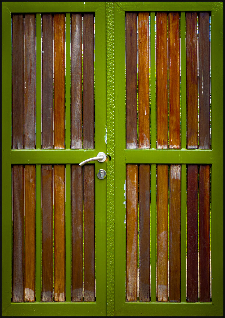 Double-Door Gate by cocokinetic