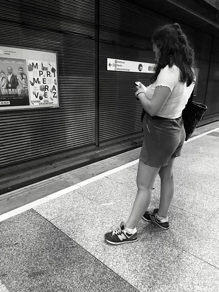 Waiting for the underground by monicac