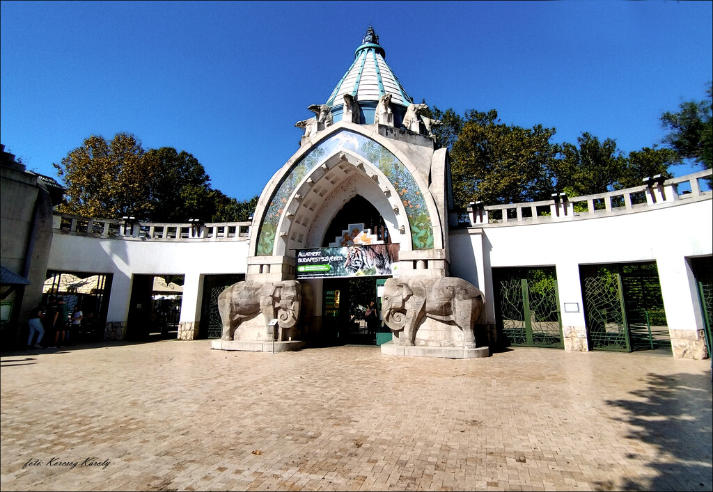 Entrance to the Metropolitan Zoo and Botanical Garden by kork