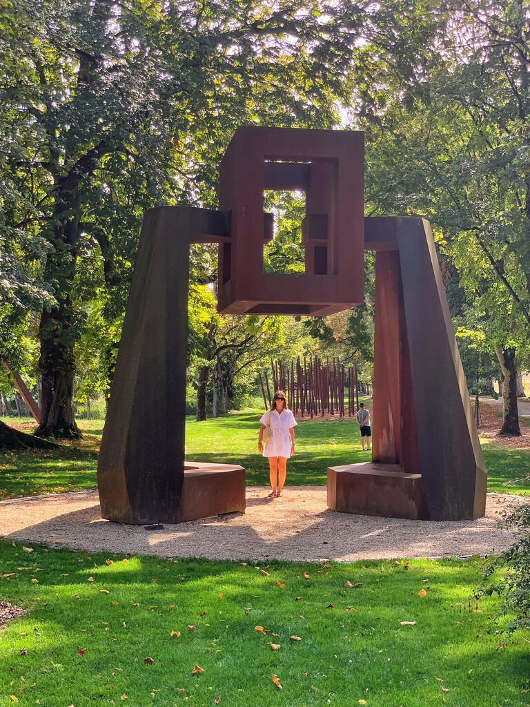 Léa and a massive sculpture.  by cocobella