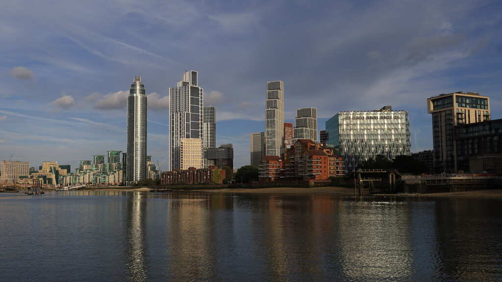 Cruising down the River Thames.......891 by neil_ge