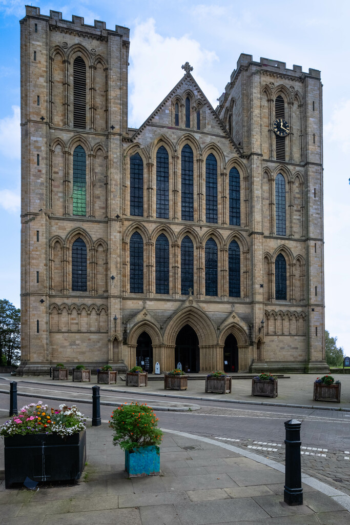 Ripon Cathedral. by lumpiniman