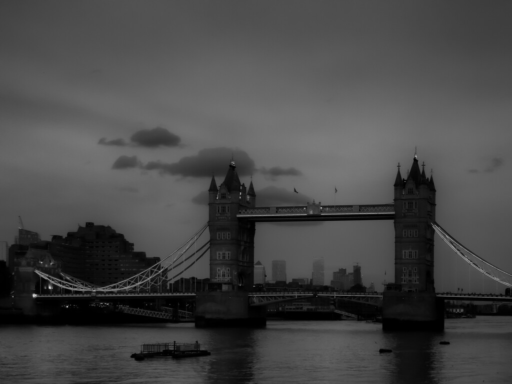 Tower bridge at dusk... by northy