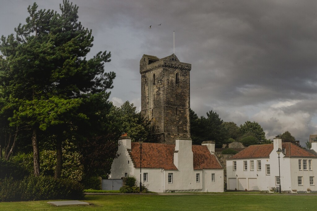 St Serf’s church tower, built in the 16th century. by billdavidson