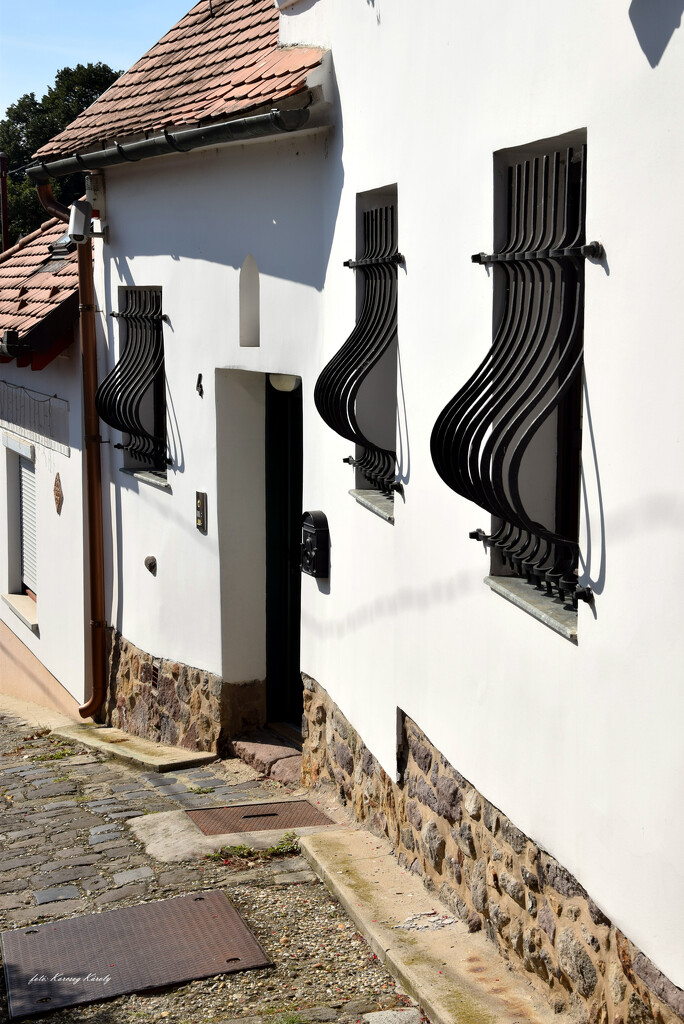 Walk between the small houses of Szentendre by kork