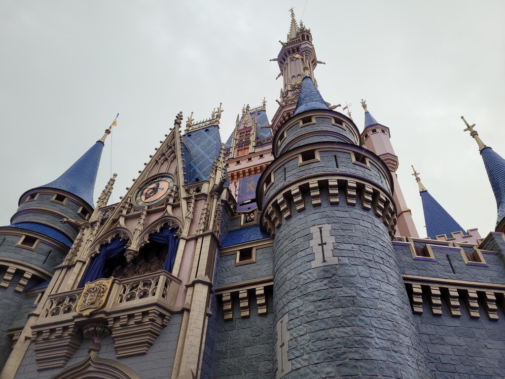 Cloudy castle by scoobylou