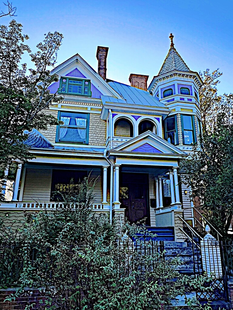 One of many classic Victorian houses in the Charleston Historic District by congaree