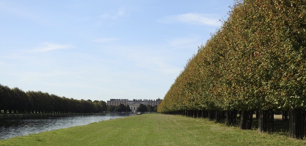 The Long Water in Hampton Court Park by susiemc