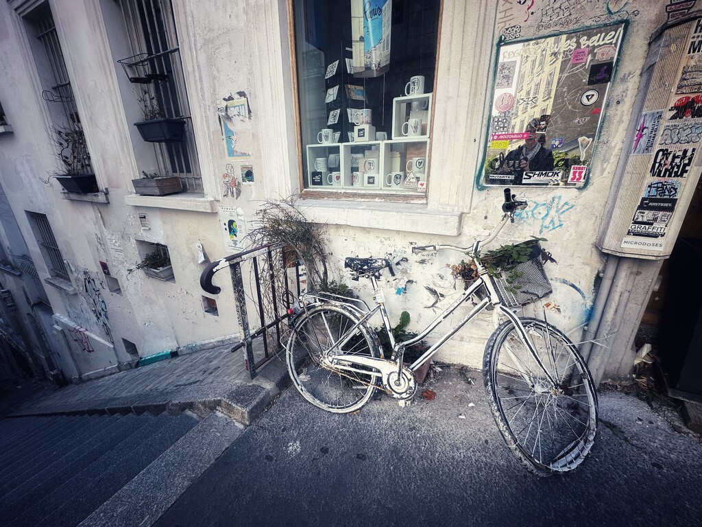 A bicycle in Montmartre by pusspup