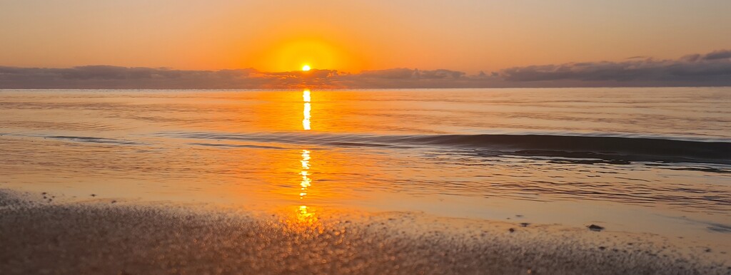 Sunrise 2 at Kurrimine Beach, QLD by leestevo