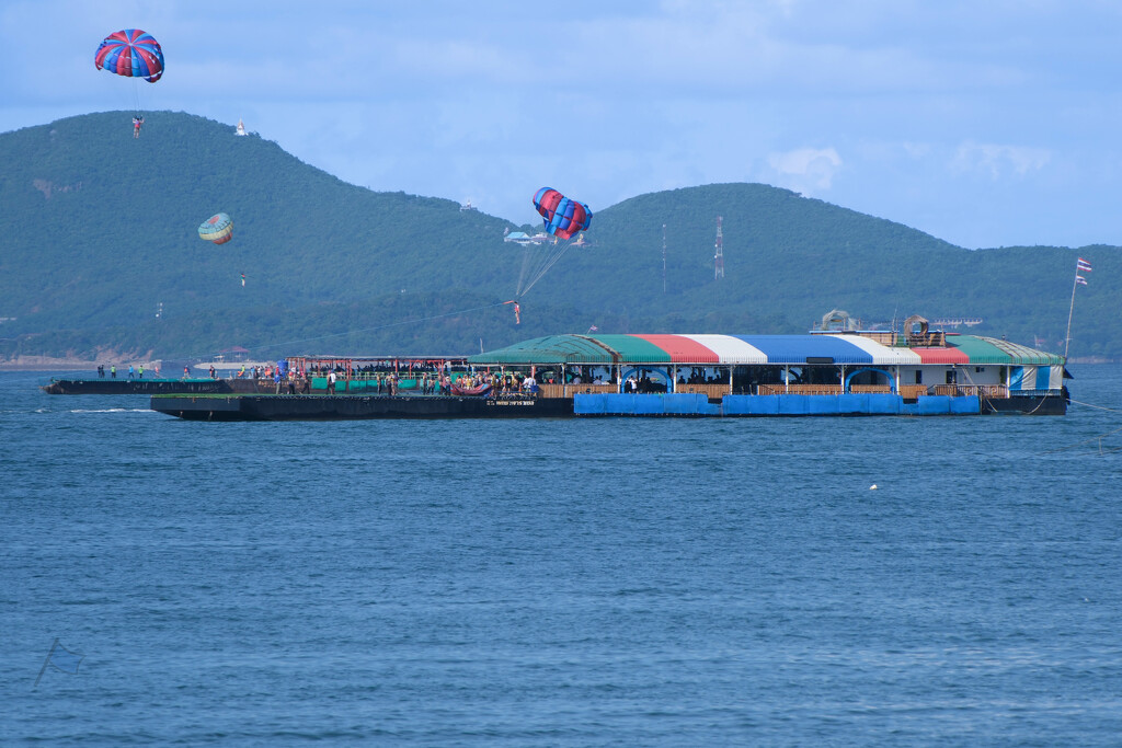 Paragliders - Pattaya Beach - Thailand by lumpiniman