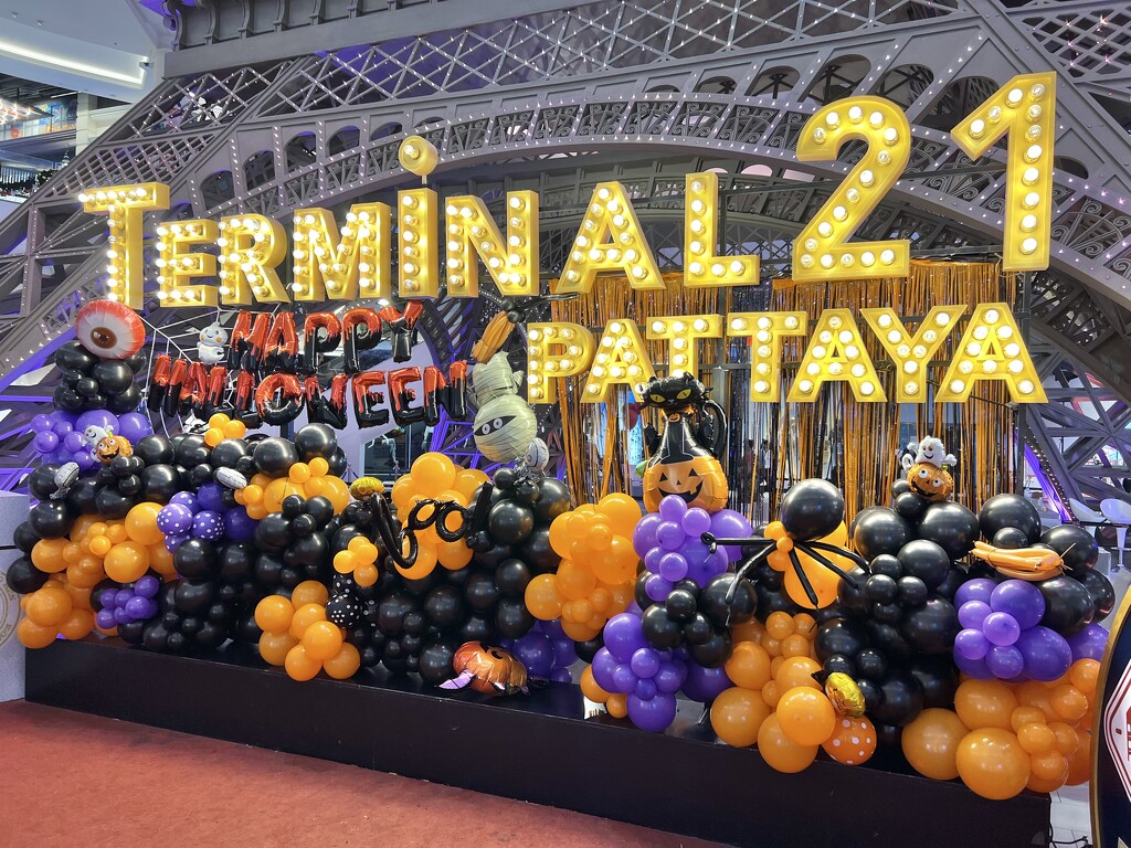 Halloween - Terminal 21 by lumpiniman
