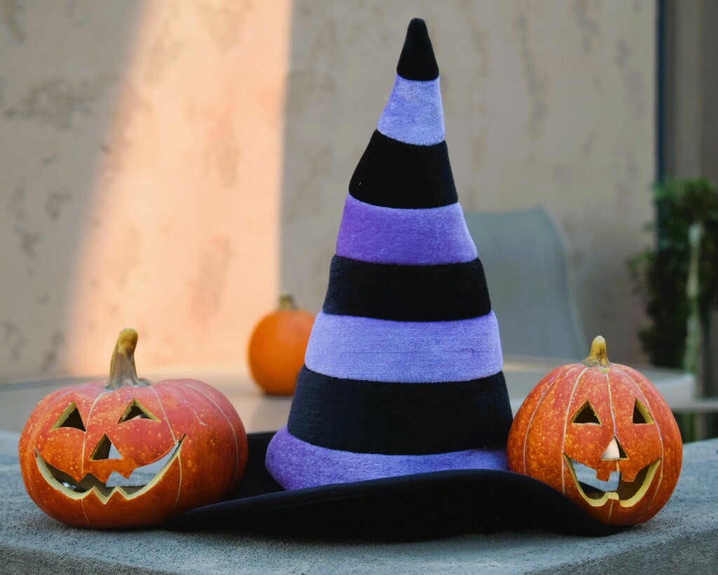 10 30 Witch's Hat and Jack-o-lanterns by sandlily